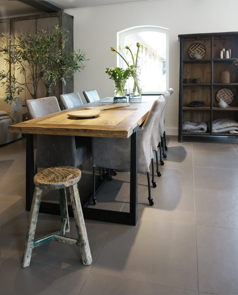 handgemaakte robuuste oud eiken tafel van massief gerecycled eikenhout met metalen voet