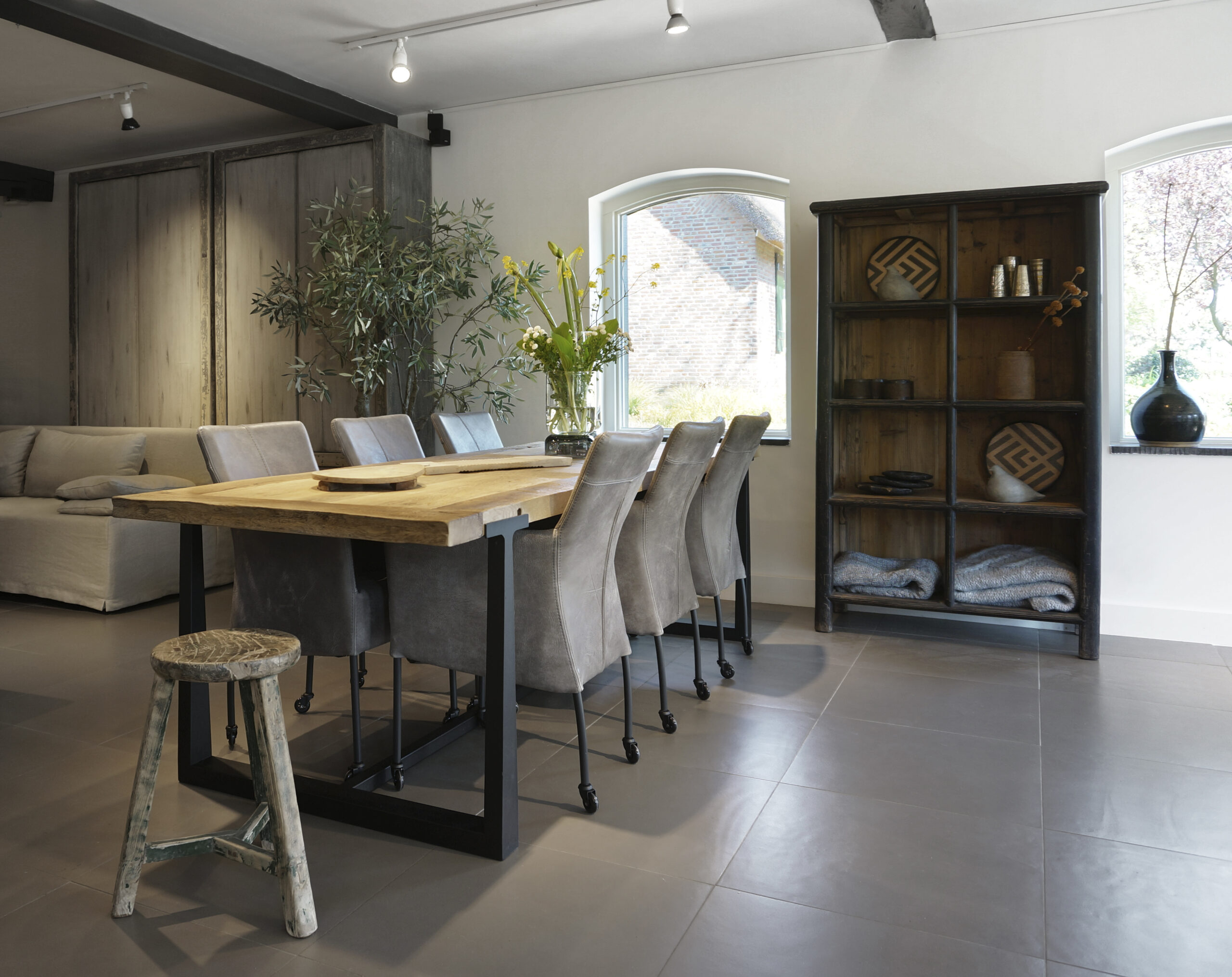 20200618 Uglywood Eetkamertafel oud Spaans eiken - tabs metalen voet-2