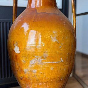 Authentieke Italiaanse aardewerk kruik met warme bruine tinten en een doorleefde uitstraling.