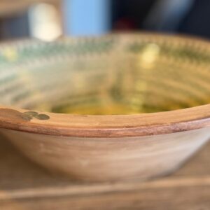 Unieke handgemaakte aardewerk schaal met karakteristiek groen decor.