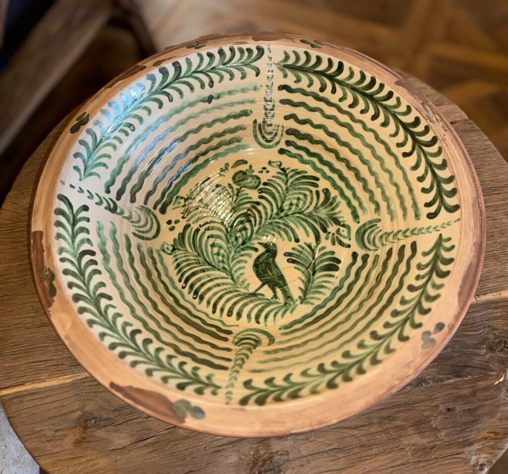 Unieke handgemaakte aardewerk schaal met karakteristiek groen decor.